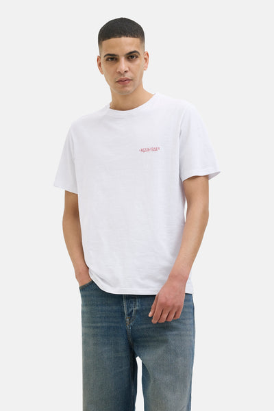 T-shirt à manches courtes blanc de JACK & JONES, porté avec un jean bleu.