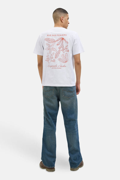 Witte short sleeve T-shirt van JACK & JONES met een rode grafische print op de rug, gedragen met een casual jeans enbruine schoenen.
