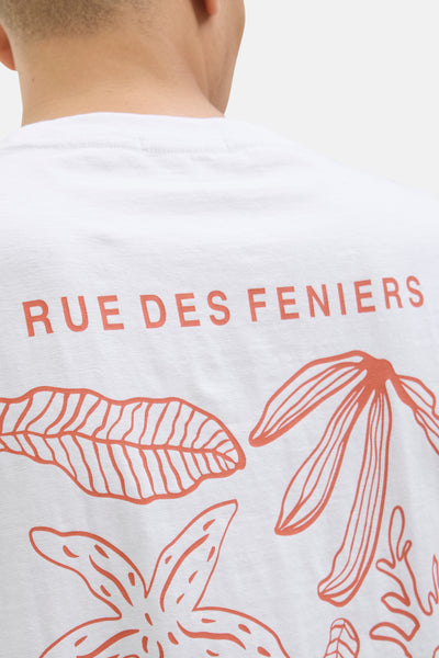 Witte t-shirt met korte mouwen van JACK & JONES met bloemprint en oranje lettering op de achterkant.