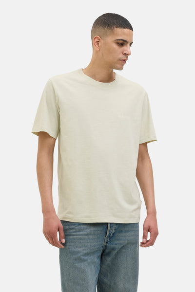 T-shirt vert à manches courtes de JACK & JONES, porté avec un jean décontracté