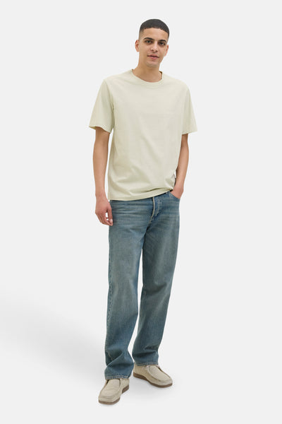 T-shirt vert à manches courtes de JACK & JONES, porté avec un jean et des chaussures décontractées.
