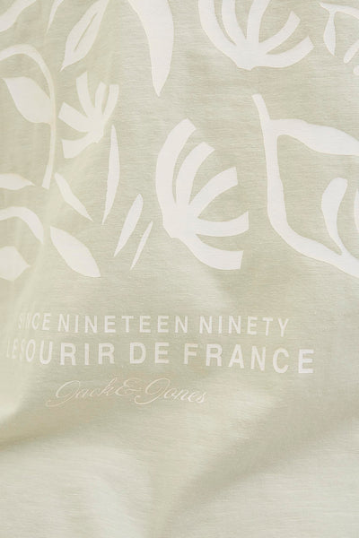 Lichtgroen T-shirt met korte mouwen van JACK & JONES met wit bloemenpatroon en opdruk.