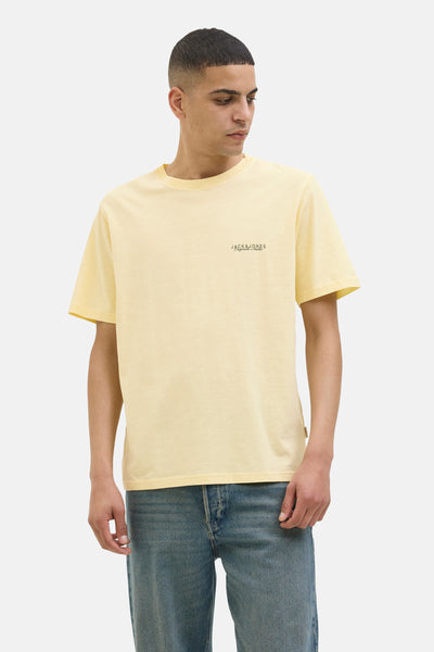 T-shirt à manches courtes jaune de JACK & JONES, porté avec un jean bleu décontracté.