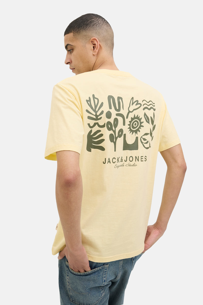 T-shirt à manches courtes jaune de Jack & Jones, avec motif graphique au dos et porté avec un jean.
