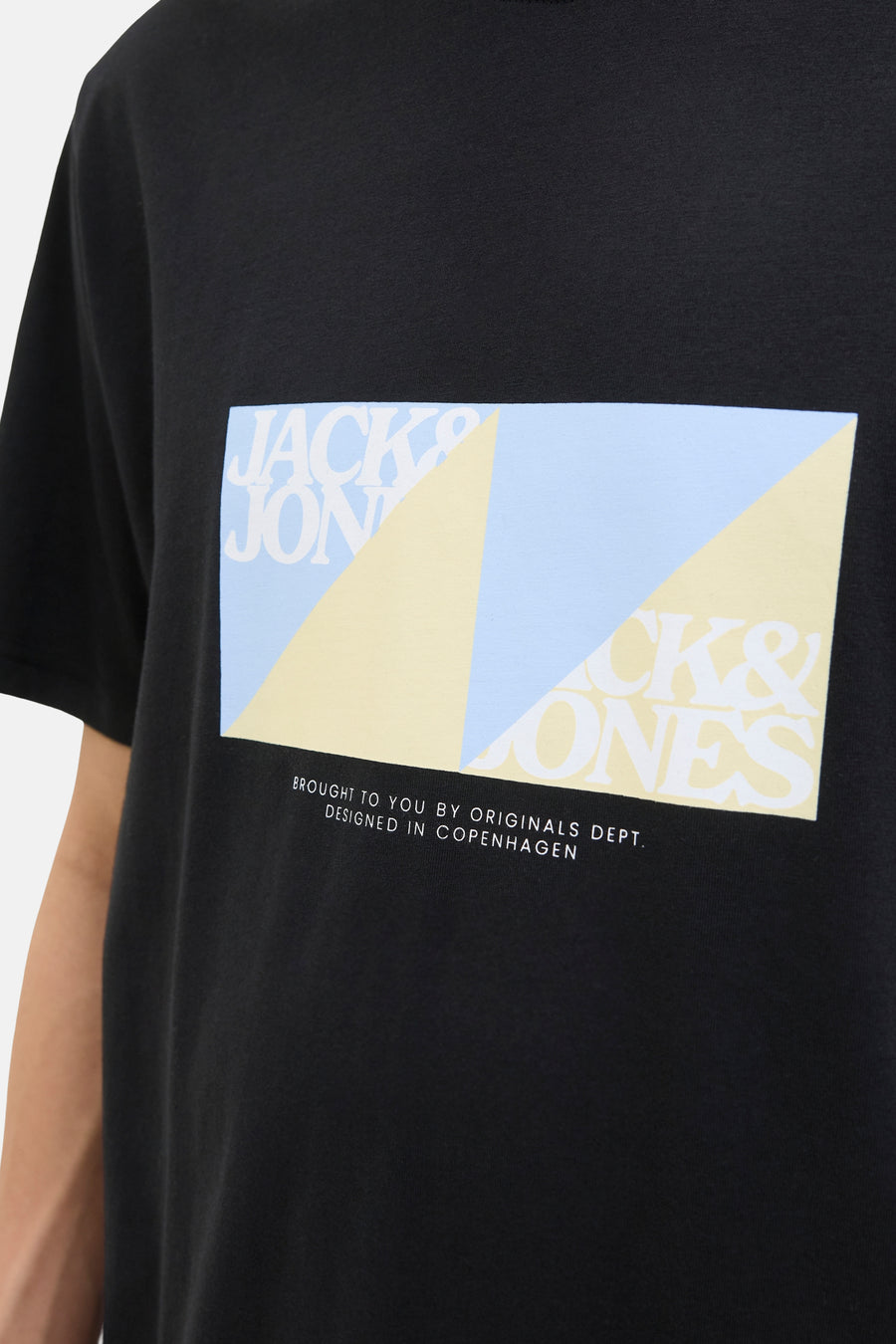 T-shirt à manches courtes noir par ORIGINALS BY JACK & JONES avec motif graphique rectangulaire bleu et jaune.