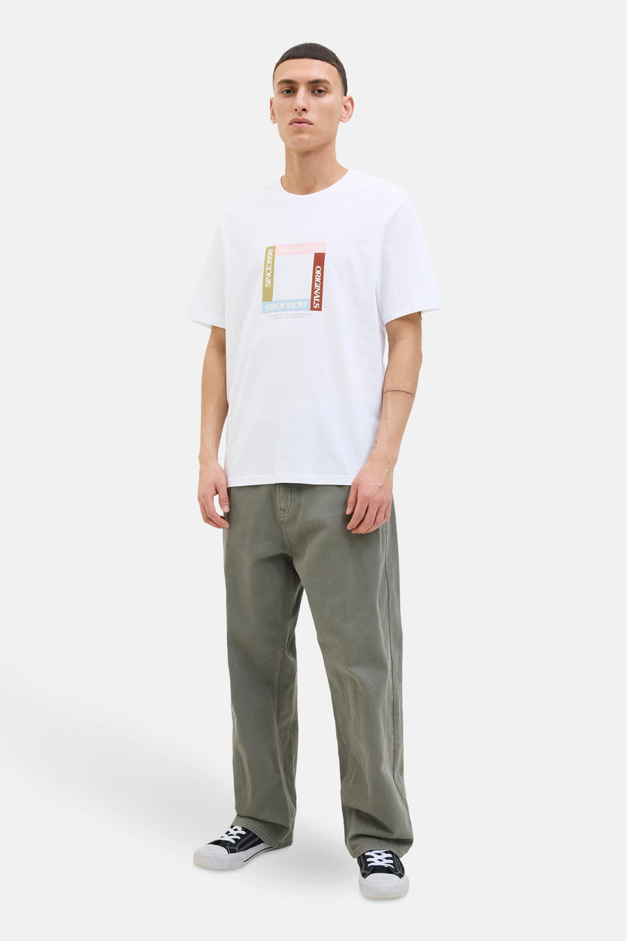T-shirt blanc à manches courtes par ORIGINALS BY JACK & JONES, avec un motif graphique carré sur le devant.