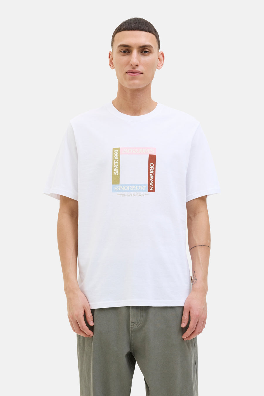 T-shirt blanc à manches courtes by ORIGINALS BY JACK & JONES, avec motif carré imprimé sur le devant.