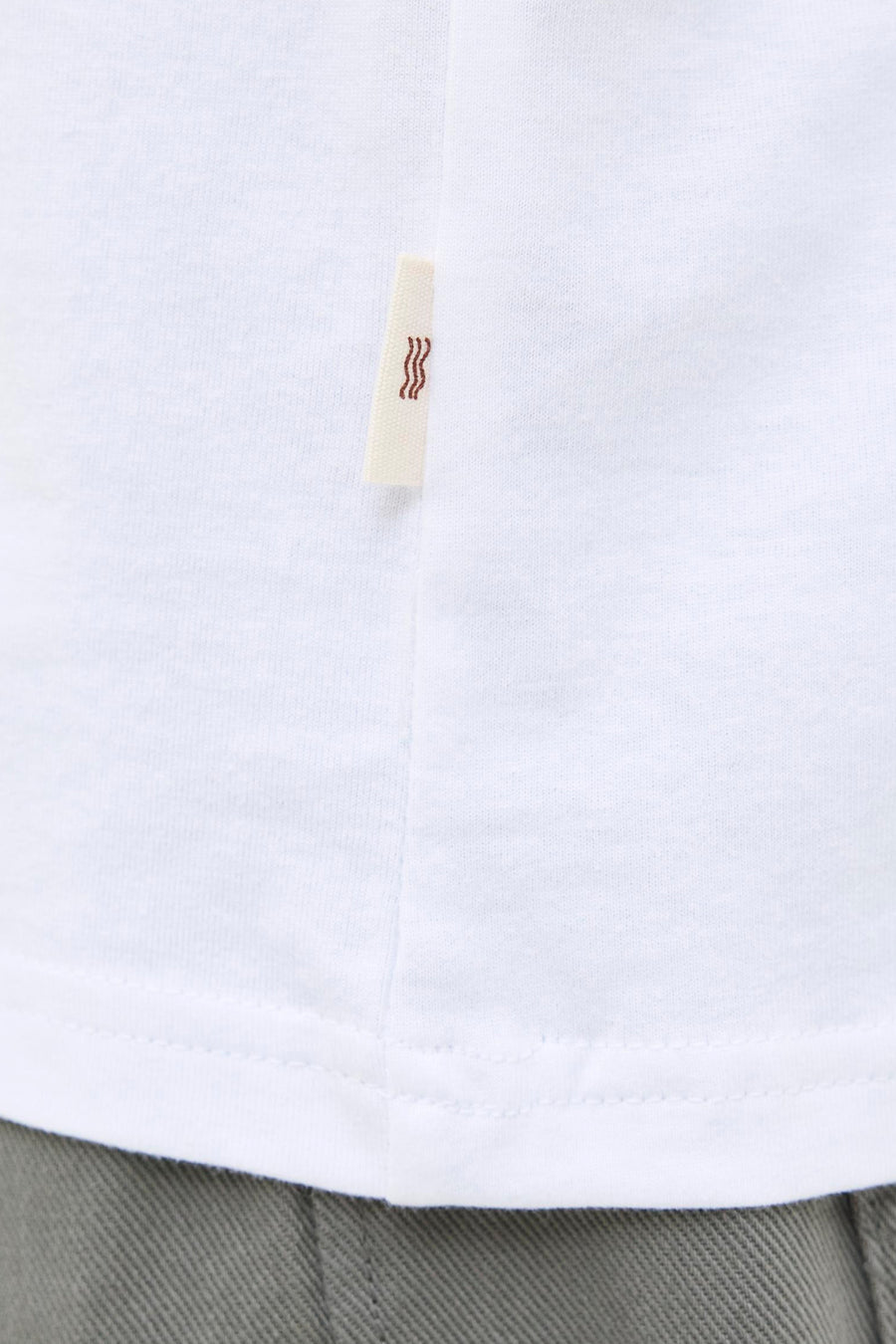 T-shirt à manches courtes blanc de Originals by Jack & Jones, avec une étiquette beige.