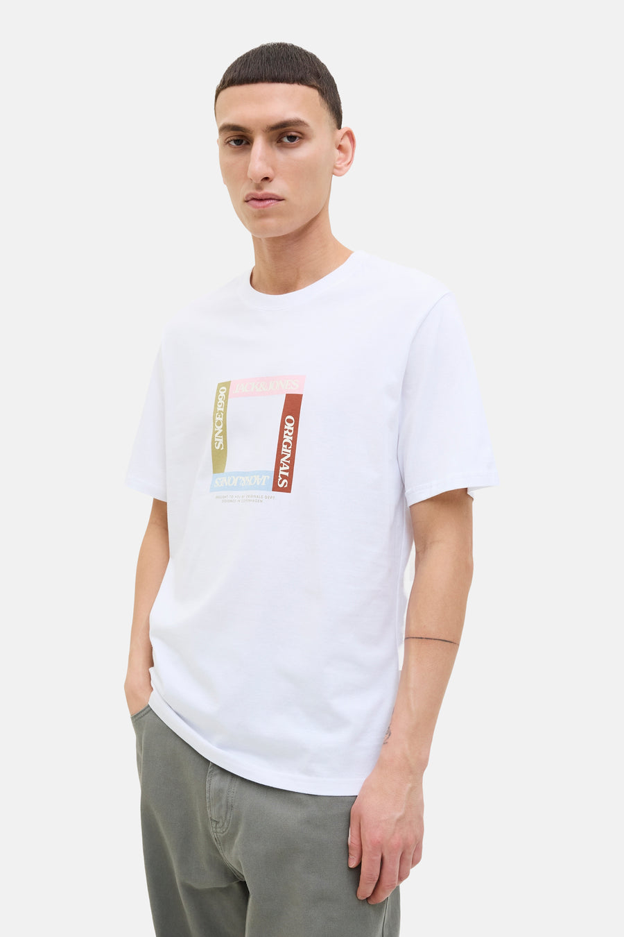 T-shirt blanc à manches courtes par ORIGINALS BY JACK & JONES, avec un motif graphique carré sur le devant.