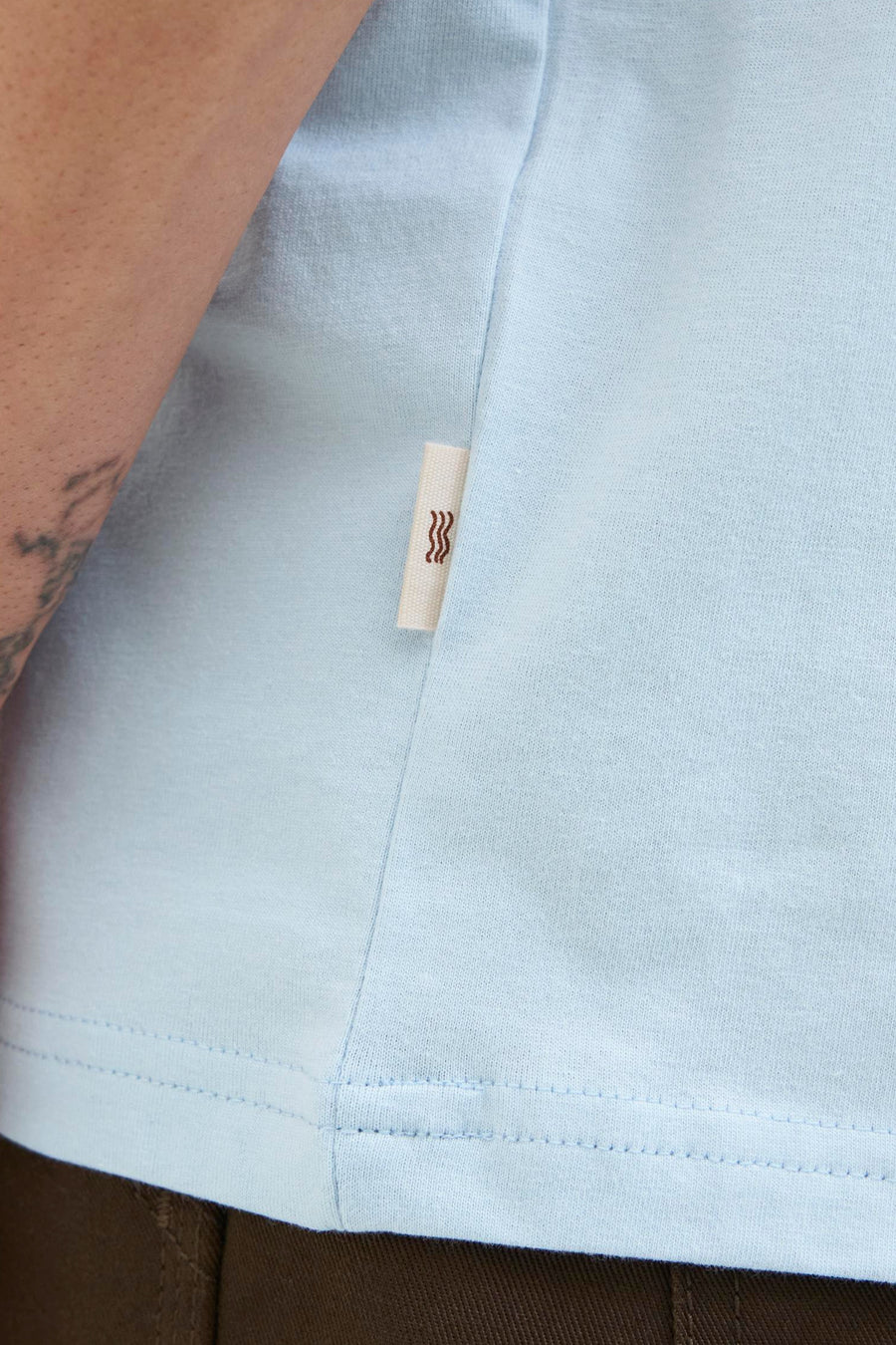 T-shirt bleu à manches courtes de ORIGINALS BY JACK & JONES, avec étiquette tissée sur le côté.