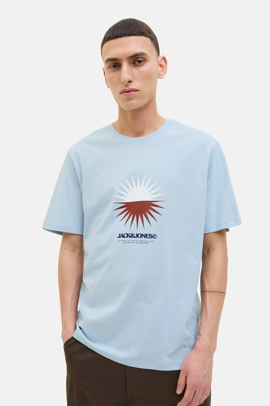 T-shirt bleu à manches courtes de ORIGINALS BY JACK & JONES avec motif graphique soleil stylisé.