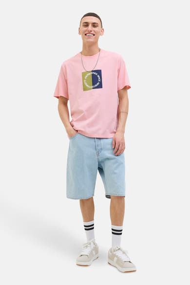 Roze T-shirt met korte mouwen van ORIGINALS BY JACK & JONES met grafische print, gedragen met een spijkerbroekshort en sneakers.