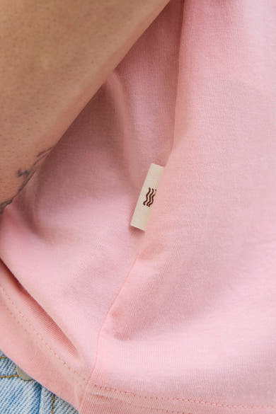 Roze T-shirt met korte mouwen ORIGINALS BY JACK & JONES, met een zichtbaar beige label.