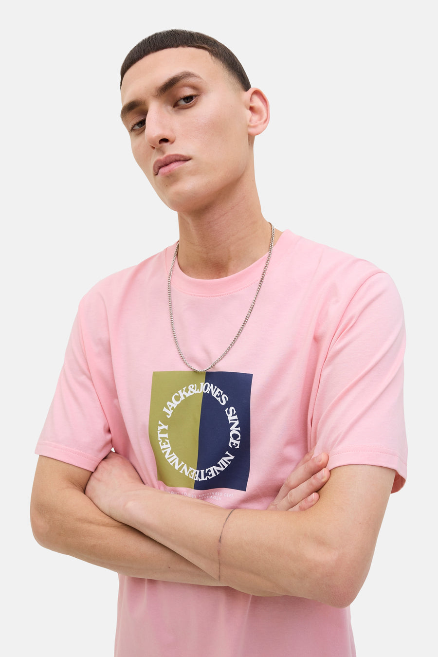 Roze T-shirt met korte mouwen van ORIGINALS BY JACK & JONES, met een grafische print op de voorkant en een zilveren ketting.