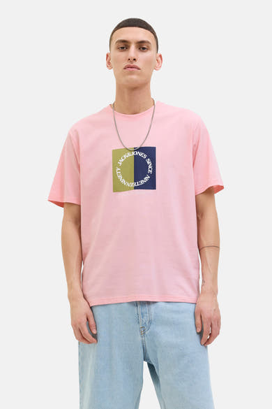 Roze T-shirt met korte mouwen van ORIGINALS BY JACK & JONES, met opdruk, gedragen met een casual spijkerbroek en een ketting.