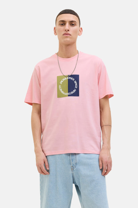 Roze T-shirt met korte mouwen van ORIGINALS BY JACK & JONES, met opdruk, gedragen met een casual spijkerbroek en een ketting.