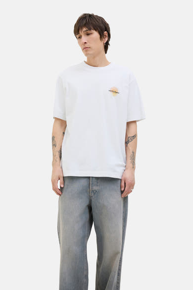 T-shirt blanc à manches courtes de JACK & JONES, avec un petit motif décoratif.