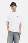 T-shirt blanc à manches courtes de JACK & JONES, avec un motif graphique sur la poitrine et porté avec un pantalon en jean délavé.

