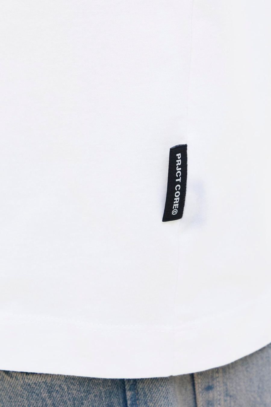 T-shirt à manches courtes blanc de JACK & JONES, avec étiquette logotypée noire.