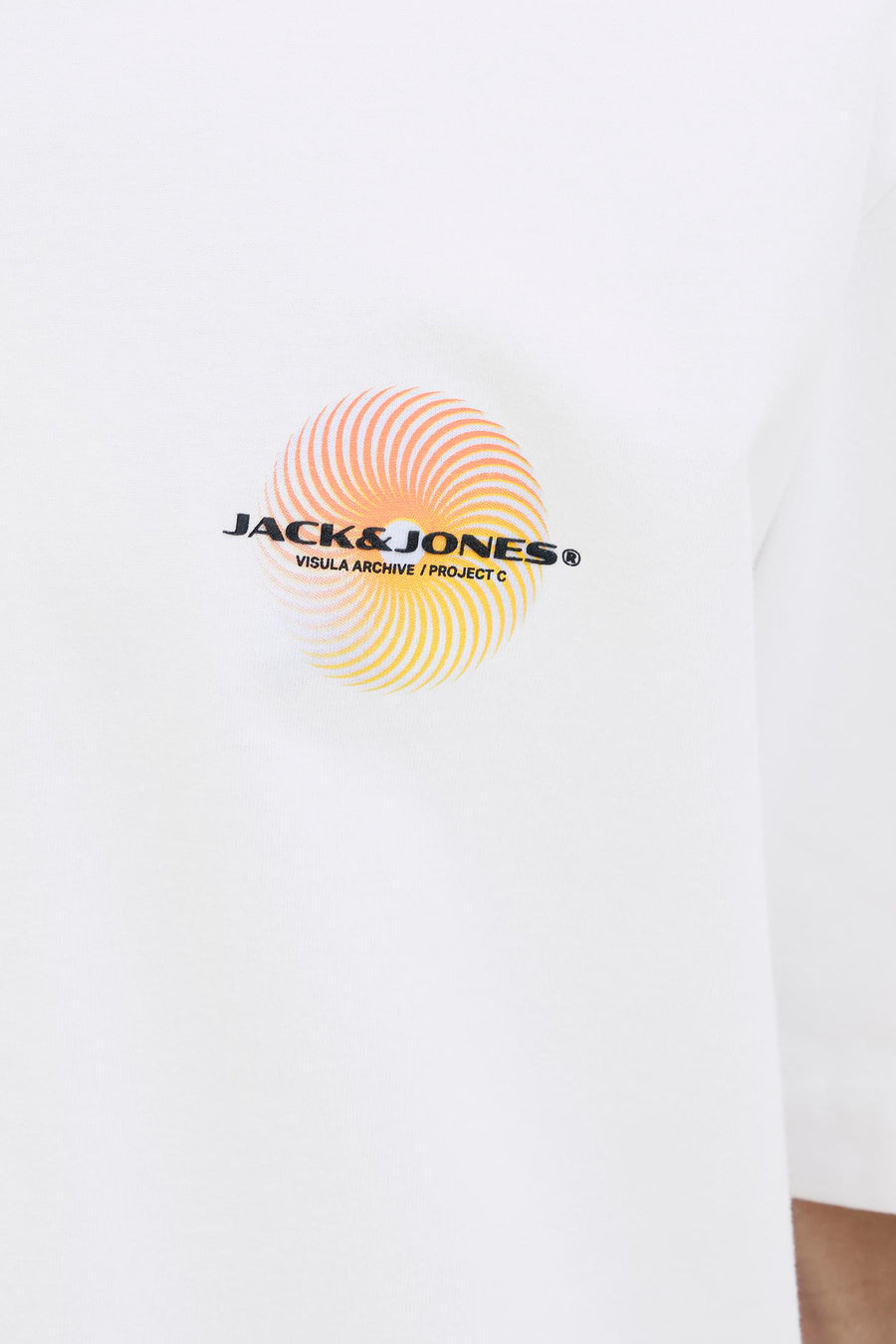 T-shirt blanc à manches courtes de Jack & Jones, orné d'un motif circulaire stylisé en dégradé de couleurs.