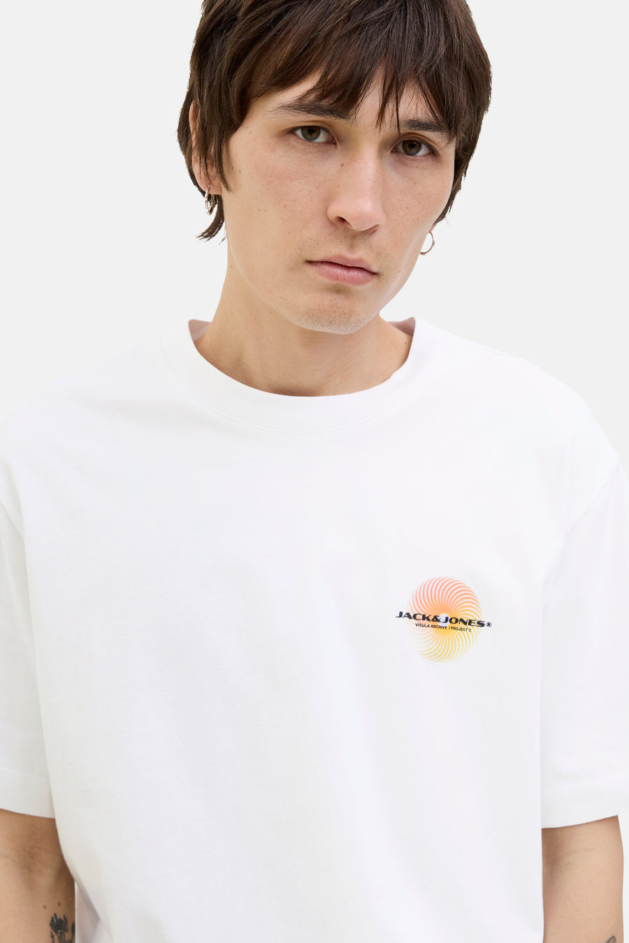 T-shirt blanc à manches courtes de JACK & JONES, avec un imprimé graphique en spirale sur la poitrine.
