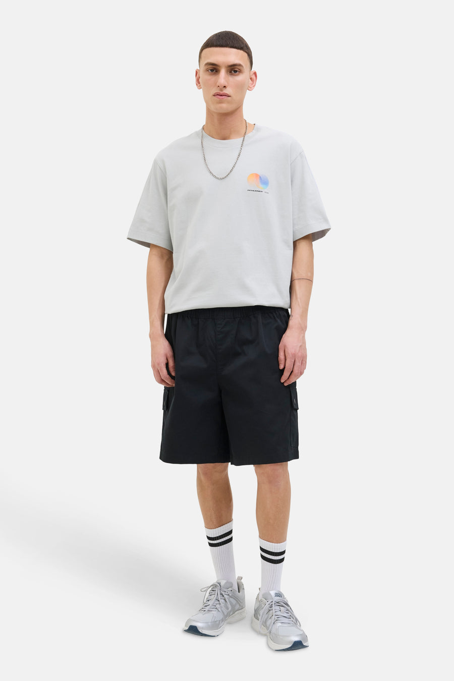 Grijs T-shirt met korte mouwen van JACK & JONES met subtiel grafisch logo op de voorkant.
