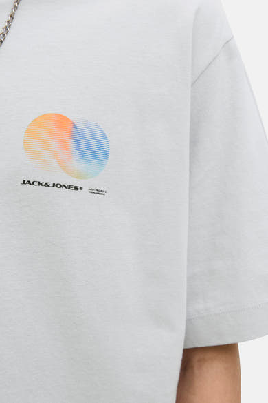 Grijs T-shirt met korte mouwen van JACK & JONES met een opdruk van overlappende cirkels.