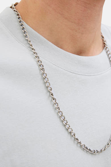 Grijs T-shirt met korte mouwen van JACK & JONES, gedragen met een zilveren ketting.