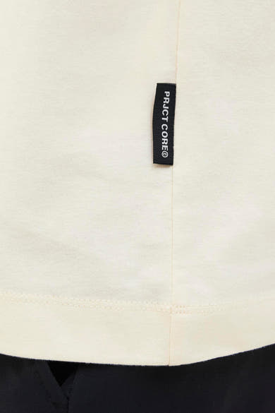 Beige T-shirt met korte mouwen van JACK & JONES, met een zwart label met de tekst "PRJCT CORE®".