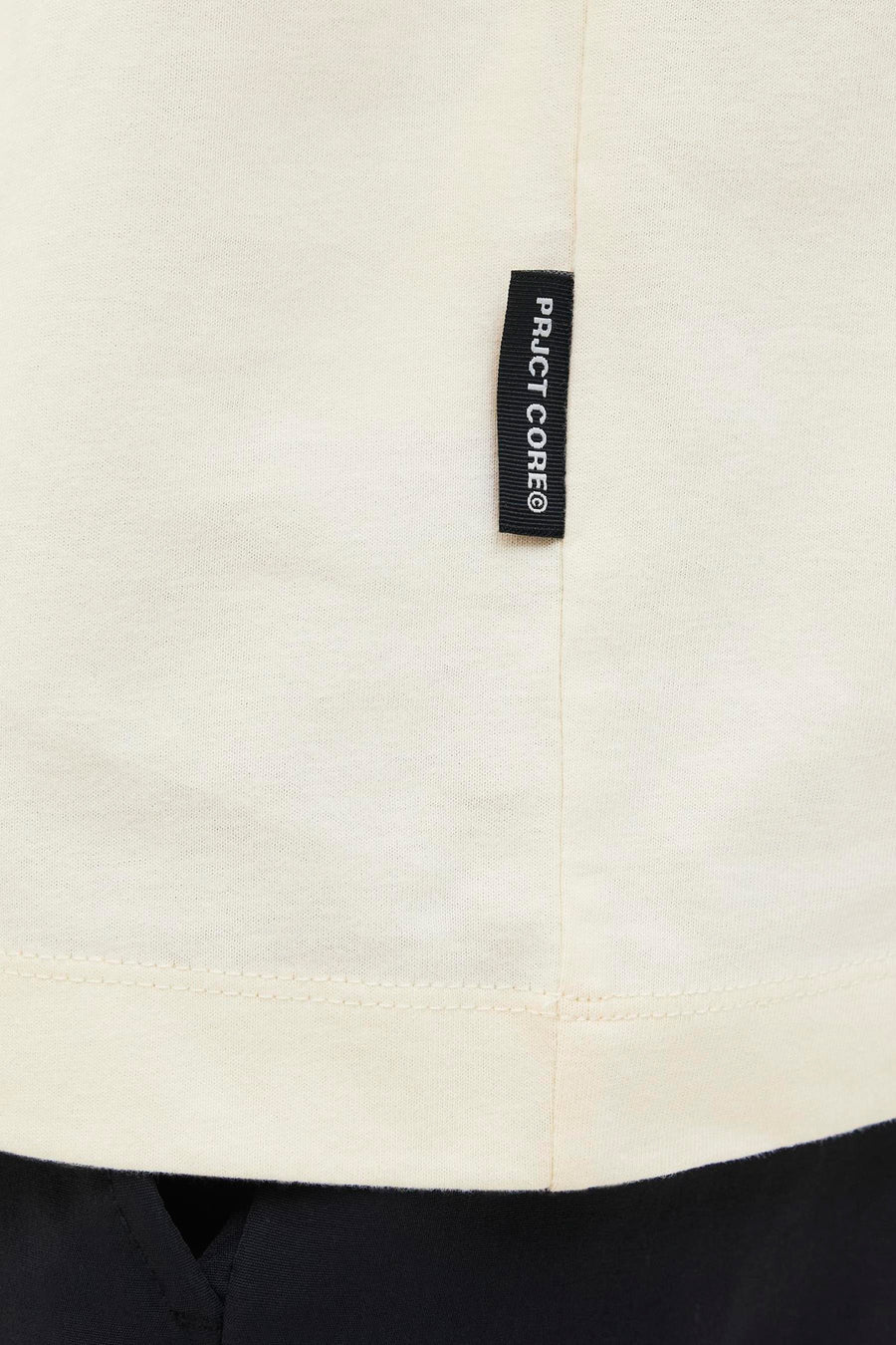 Beige T-shirt met korte mouwen van JACK & JONES, met een zwart label met de tekst "PRJCT CORE®".