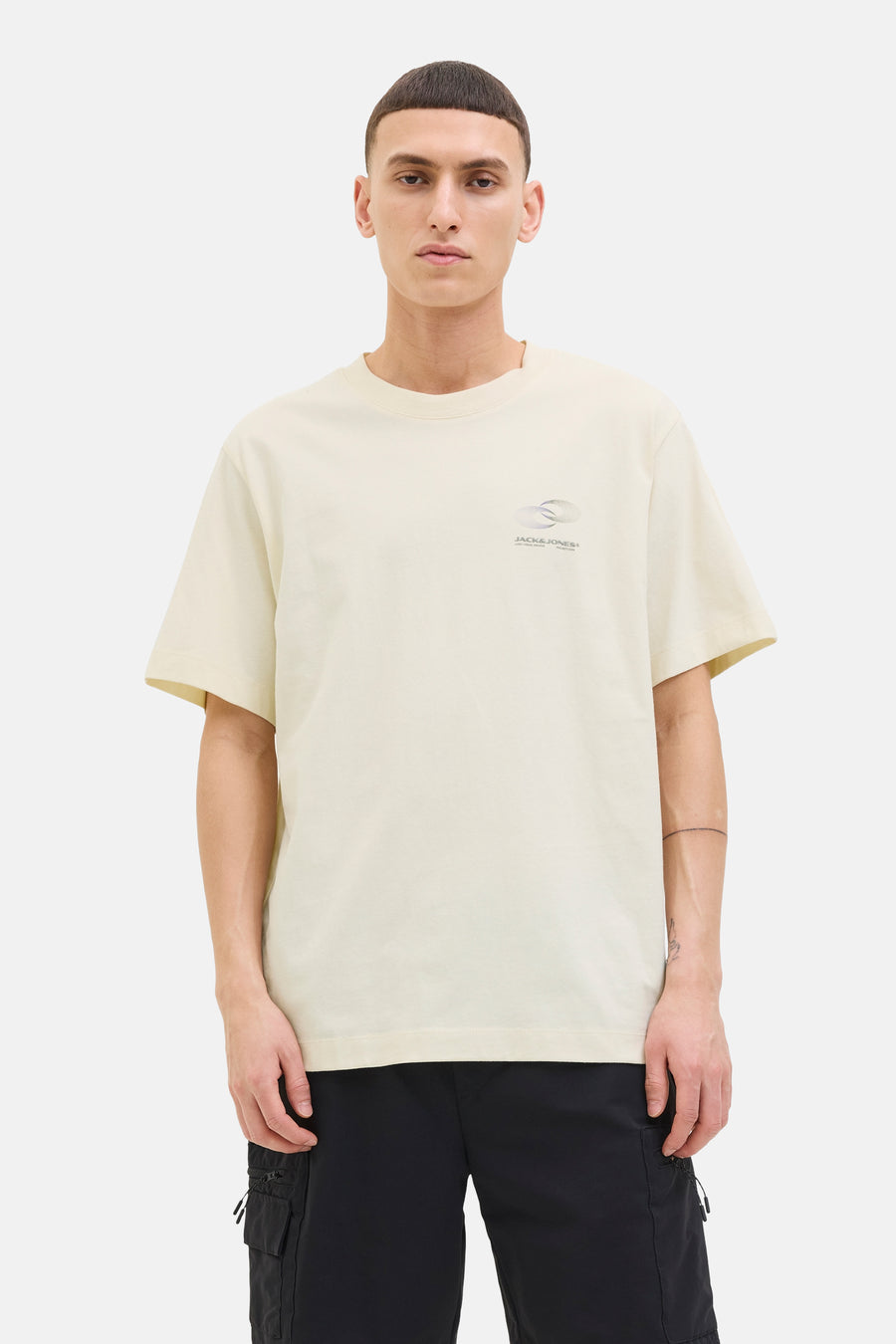 Beige T-shirt met korte mouwen van Jack & Jones, gedragen met een zwarte cargobroek.