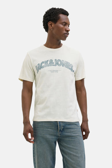 T-shirt à manches courtes jaune by ORIGINALS BY JACK & JONES, avec imprimé du logo sur le devant, porté avec un jean bleu.

