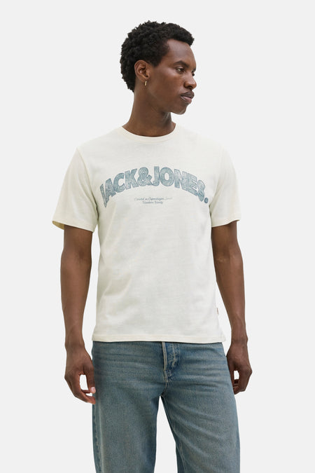 Korte mouwen T-shirt geel van ORIGINALS BY JACK & JONES, met logoprint op de voorkant, gedragen met een blauwe jeans.