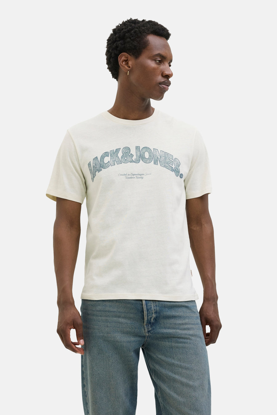 T-shirt à manches courtes jaune by ORIGINALS BY JACK & JONES, avec imprimé du logo sur le devant, porté avec un jean bleu.
