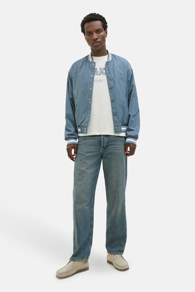 T-shirt à manches courtes jaune, par ORIGINALS BY JACK & JONES, porté avec une veste bombardier et un jean bleu.
