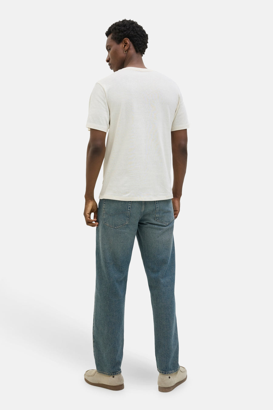 T-shirt à manches courtes jaune par ORIGINALS BY JACK & JONES, porté avec un jean bleu et des chaussures en daim.