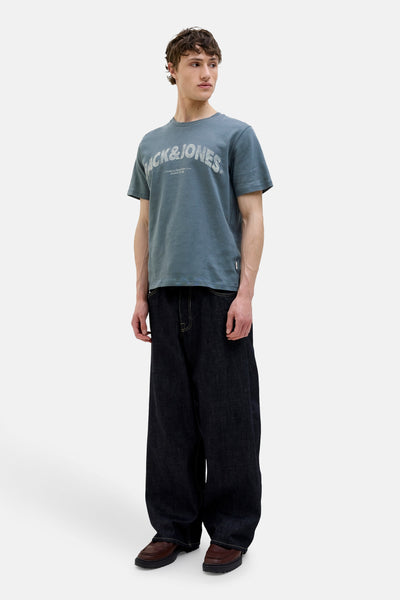 Grijze korte mouw T-shirt van ORIGINALS BY JACK & JONES, gedragen met een wijde broek enbrubruine schoenen.