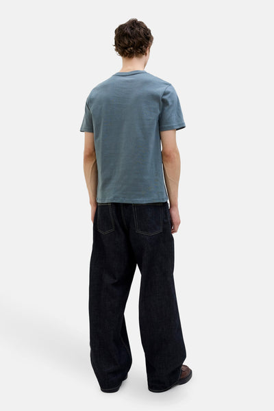Grijze korte mouw T-shirt door ORIGINALS BY JACK & JONES, gedragen met een donkergroene jeans enbrubruine schoenen, rugweergave.
