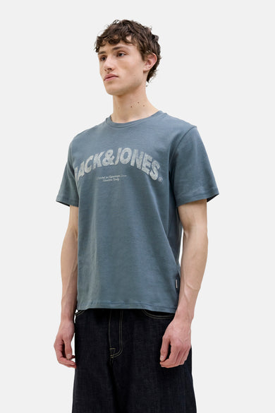 Grijze korte mouw T-shirt van Originals by Jack & Jones, gedragen met een donkere broek.