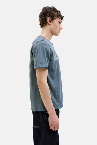Grijze korte mouw T-shirt van ORIGINALS BY JACK & JONES, gedragen met een donkere jeansbroek.