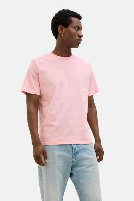 Roze T-shirt met korte mouwen van ORIGINALS BY JACK & JONES, gedragen met een spijkerbroekshort en zwarte sneakers.