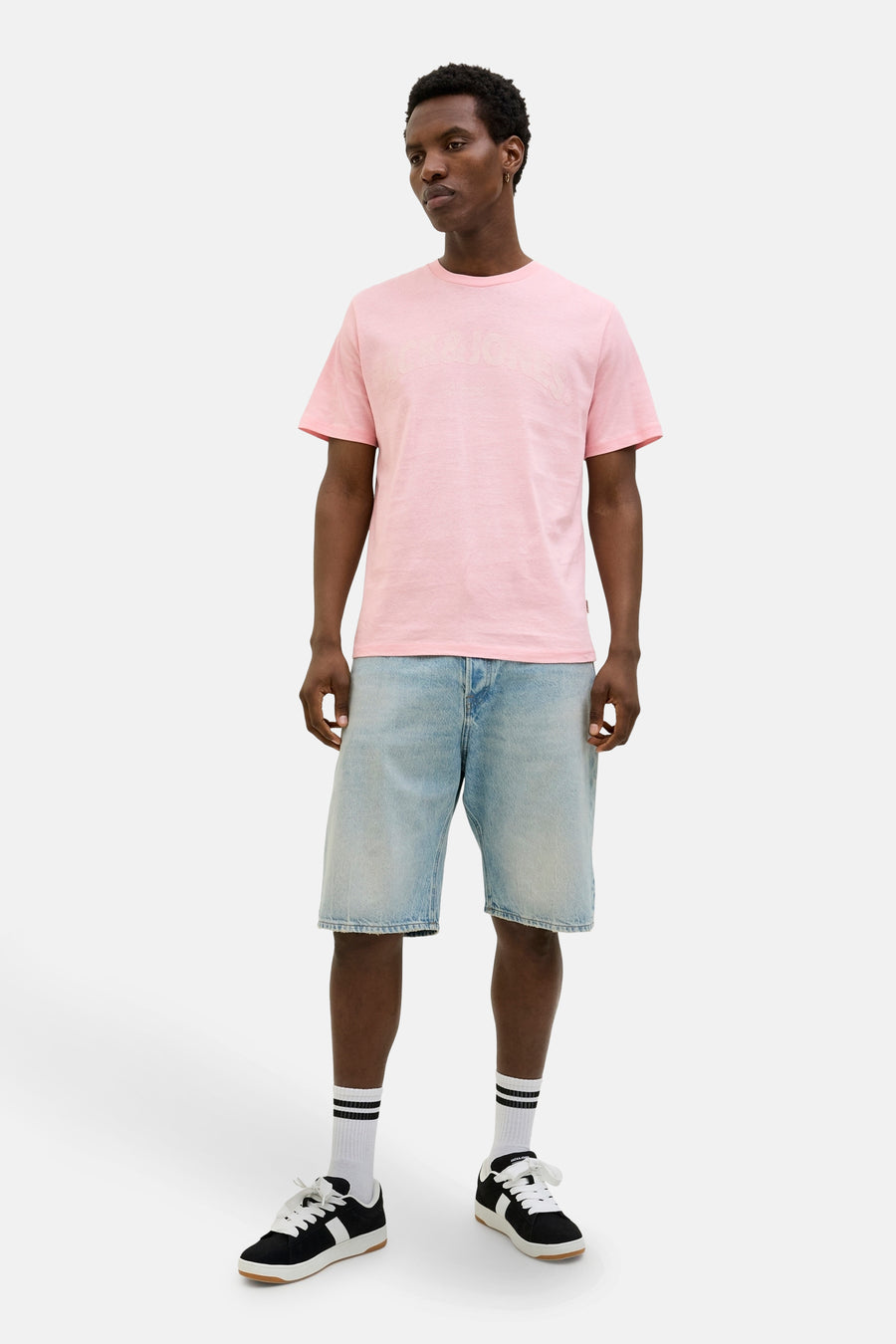 T-shirt rose à manches courtes de ORIGINALS BY JACK & JONES, porté avec un short en jean et des baskets noires.