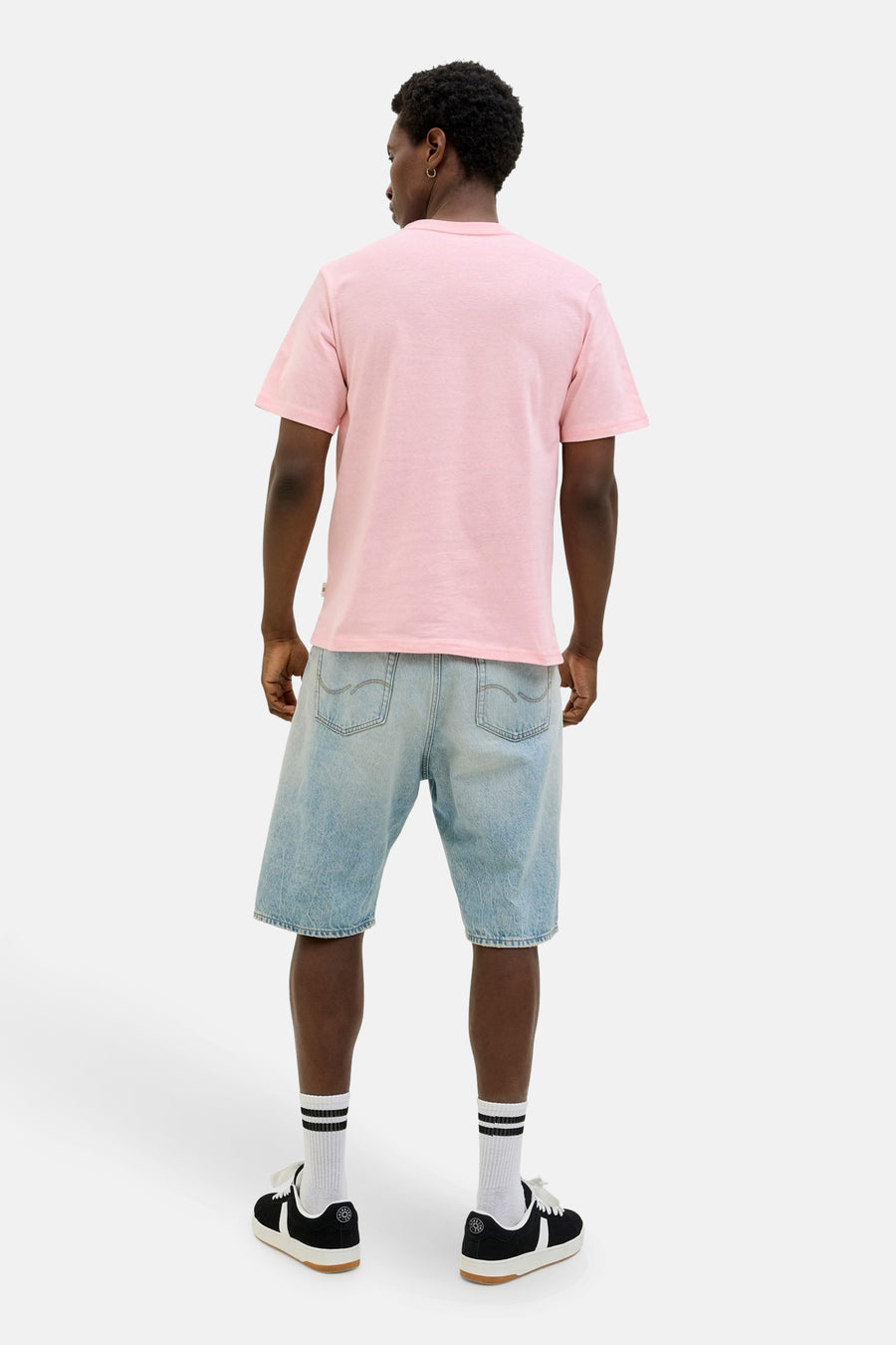 Roze T-shirt met korte mouwen van Originals by Jack & Jones, gedragen met een spijkerbroekshort en sneakers.