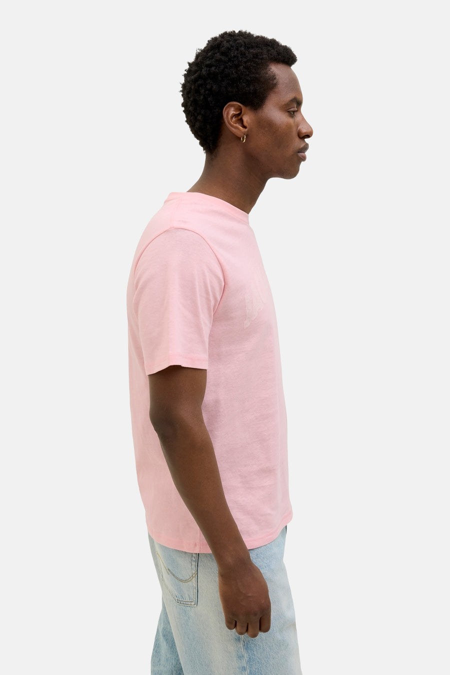 Roze T-shirt met korte mouwen van ORIGINALS BY JACK & JONES, gedragen met een lichtblauwe jeans, zijaanzicht.