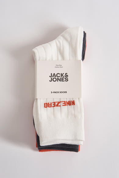 Set van veelkleurige sokken van ACCESSORIES BY JACK & JONES met tekst op één van de sokken, gepresenteerd op een witte achtergrond.