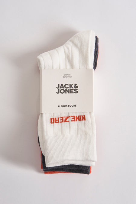 Set van veelkleurige sokken van ACCESSORIES BY JACK & JONES met tekst op één van de sokken, gepresenteerd op een witte achtergrond.