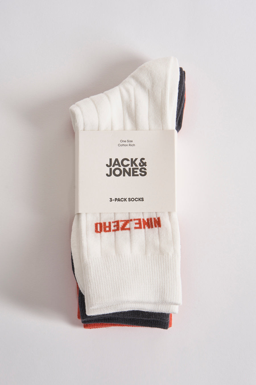 Set van veelkleurige sokken van ACCESSORIES BY JACK & JONES met tekst op één van de sokken, gepresenteerd op een witte achtergrond.