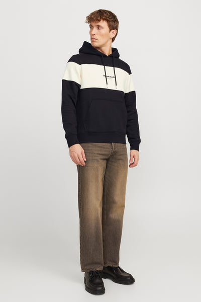 Zwarte hoodie van ORIGINALS BY JACK & JONES, met een horizontale crèmekleurige band aan de bovenkant, gedragen met een bruine jeans.