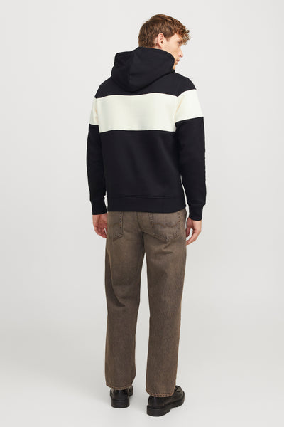 Zwarte hoodie van ORIGINALS BY JACK & JONES, met witte streep en bruine broek.