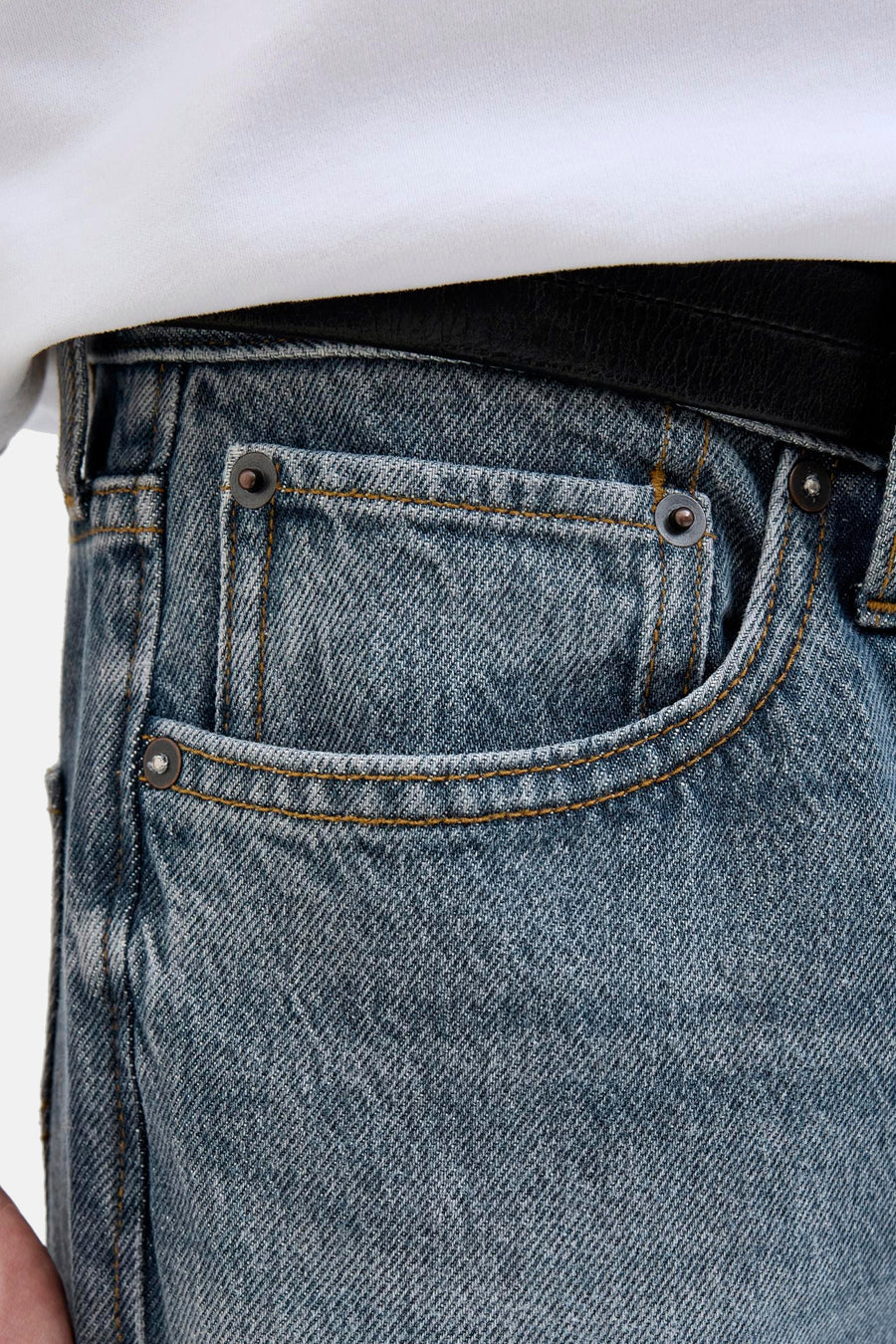 Jean tapered en denim bleu moyen de JACK & JONES, avec poche gousset et surpiqûres contrastées.
